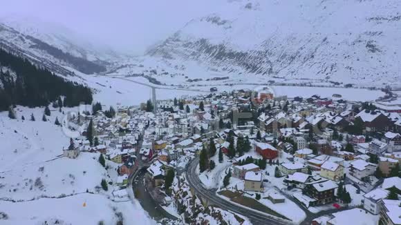 冬天飞越瑞士著名的安德马特村视频的预览图