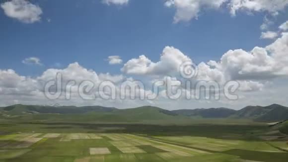 卡斯特卢乔迪诺西亚高地周围的山脉时光飞逝视频的预览图