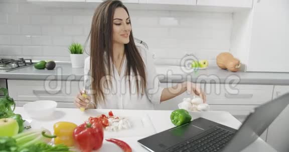 带有笔记本电脑的厨房女性食物记录器视频的预览图