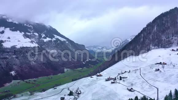冬天飞越雪山奇妙的瑞士阿尔卑斯山视频的预览图