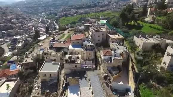 空中飞耶路撒冷小巷村庄和旧城到圣殿山西墙视频的预览图