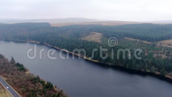 威尔士BreconBeacons国家公园美丽的湖泊空中镜头视频的预览图