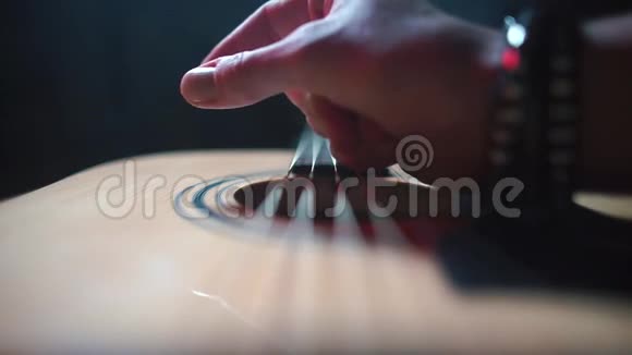 这位音乐家用手指在吉他的弦上演奏视频的预览图