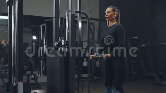女性从事力量训练三头肌视频的预览图