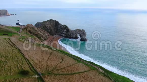 英国侏罗纪海岸的Durdle门鸟瞰图视频的预览图