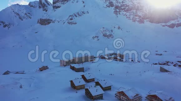 在冬天的时候飞越瑞士阿尔卑斯山雪山视频的预览图
