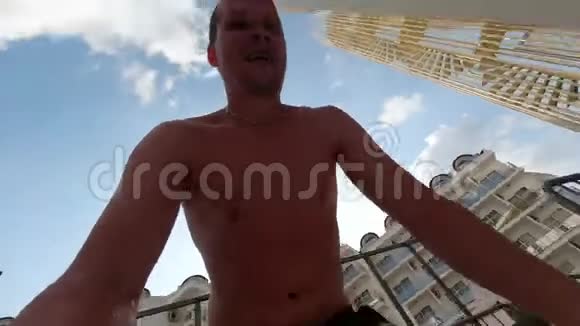 他在滑水道上超速一个肚子上的人滚下一张水滑梯4K视频的预览图