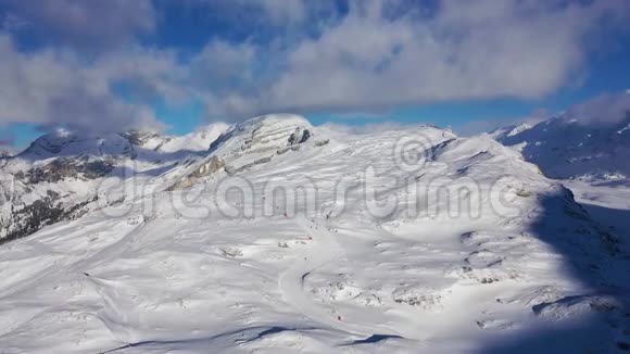 在冬天的时候飞越瑞士阿尔卑斯山雪山视频的预览图