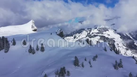 冬天飞越雪山奇妙的瑞士阿尔卑斯山视频的预览图