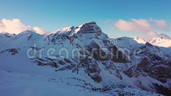 冬天的瑞士阿尔卑斯山飞越美丽的雪山视频的预览图