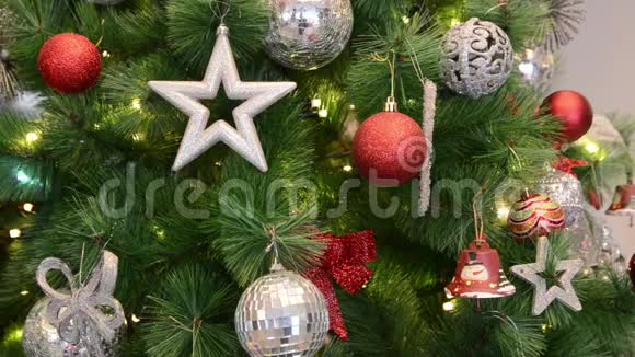 在市中心晚上装饰圣诞树圣诞节常绿树枝上五颜六色的装饰和点燃的弦灯公司视频的预览图
