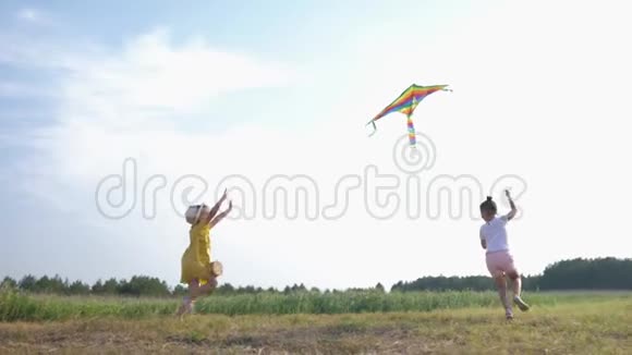 户外游戏美丽的小女孩积极地花时间在户外玩风筝在森林的小路上视频的预览图