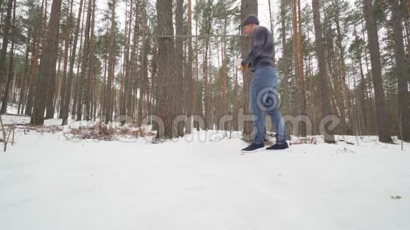 派克俯卧撑在森林里工作的年轻运动员视频的预览图