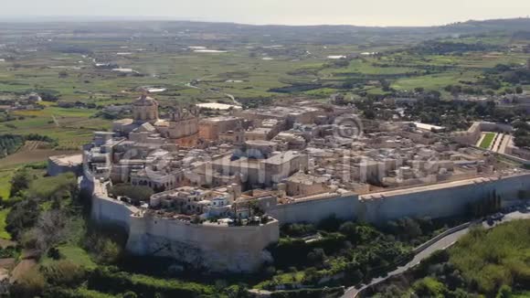 乘坐无人机飞越马耳他历史名城姆迪纳视频的预览图
