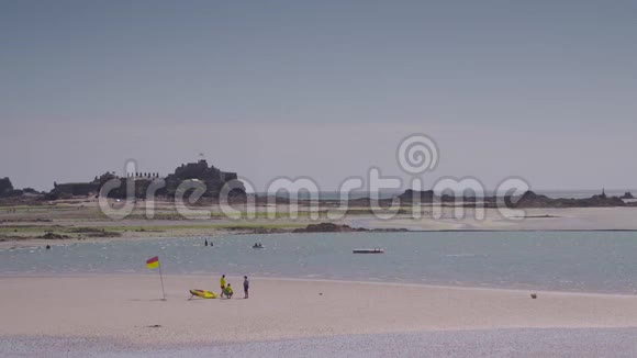 伊丽莎白城堡和潮汐岛的宽阔视野视频的预览图