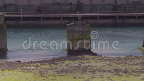 一个港口的混凝土圆筒然后是码头的视图视频的预览图