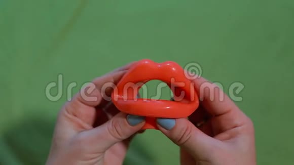 一个多米尼克女人手中的橡胶嘴唇的特写视频的预览图