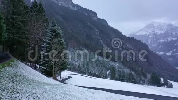 伟大的冬季景观飞越雪山视频的预览图