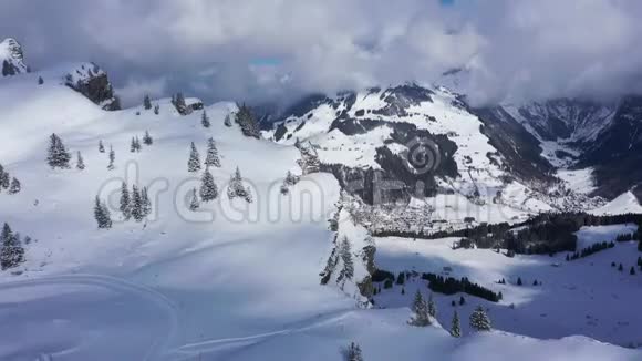 白雪覆盖的山脉阿尔卑斯山的冬日空中景色视频的预览图