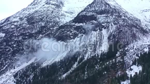 阿尔卑斯山美妙的白雪皑皑的冬季景观鸟瞰图视频的预览图