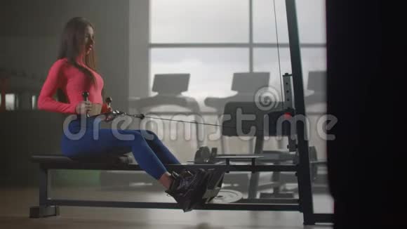 女运动员正在做她的肩胛骨视频的预览图