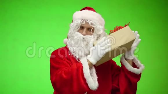 圣诞老人带着礼品盒反对变色圣诞老人很有趣盒子里有什么视频的预览图
