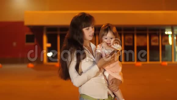 快乐妈妈带着宝宝在晚上散步和微笑上自拍家庭的现代技术母亲和婴儿视频的预览图