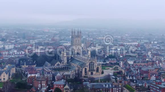 英国格洛斯特市和格洛斯特大教堂鸟瞰图视频的预览图