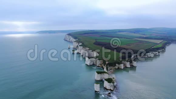 围绕英国老哈里岩石飞行鸟瞰视频的预览图