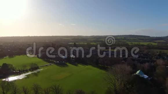 牛津美丽的草地和公园鸟瞰图视频的预览图