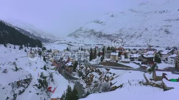 冬天飞越瑞士著名的安德马特村视频的预览图