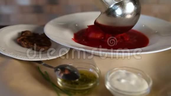 在一个白色的盘子里旁边放着酸奶油和油炸的meatBorschtThe种传统的俄罗斯烤炉视频的预览图