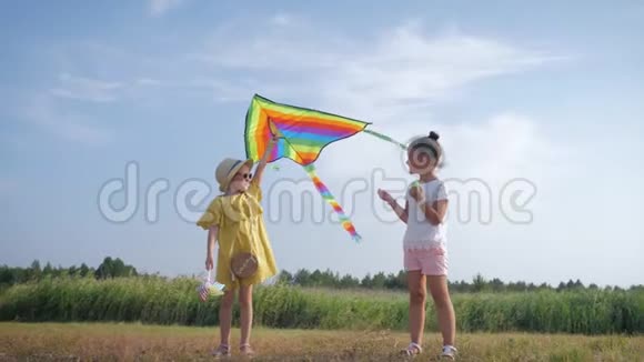 女孩玩风筝小幸福的女朋友相处花时间在户外玩森林里的空气玩具视频的预览图