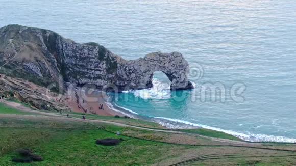 英格兰侏罗纪海岸惊人的Durdle门从上面可以看到视频的预览图