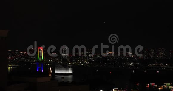 东京市区彩虹桥附近的夜间烟火视频的预览图