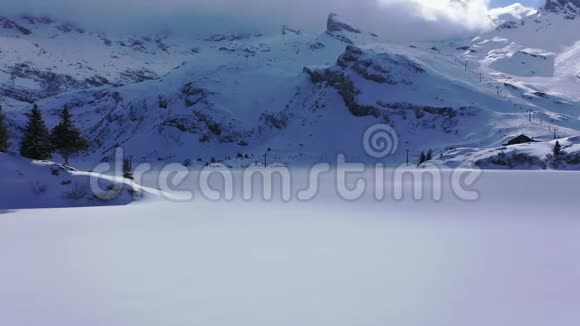 阿尔卑斯山上白雪覆盖的冬湖无人机镜头视频的预览图