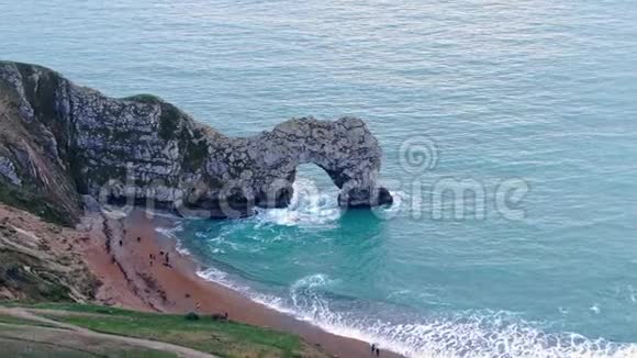 英国侏罗纪海岸的Durdle门鸟瞰图视频的预览图