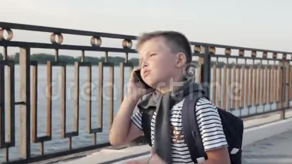 小男孩带着背包走回家和父母通电话视频的预览图