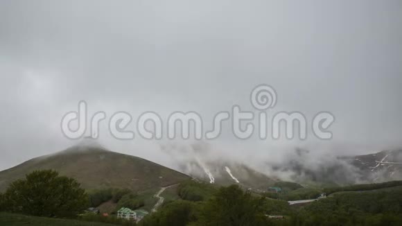 从里蒂的特米尼洛上游来的恶劣天气德米尼洛上空的云层时间流逝视频的预览图