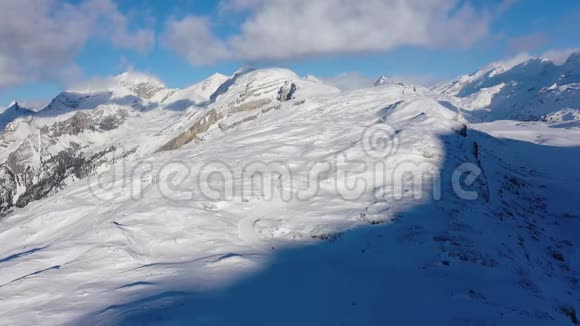 瑞士阿尔卑斯山著名滑雪区瑞士的弗鲁特梅尔奇斯视频的预览图