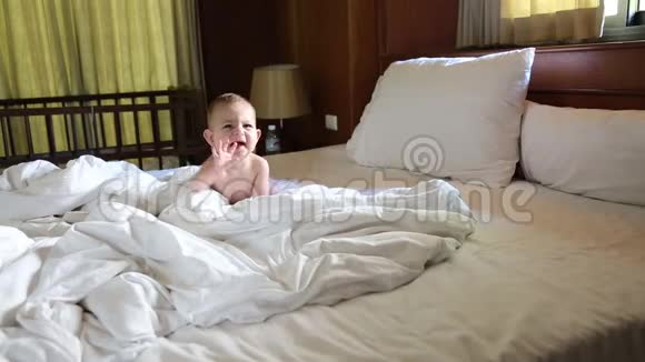 淘气的婴儿躺在尿布上尖叫视频的预览图
