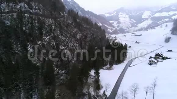 阿尔卑斯山上白雪皑皑的冷杉森林浪漫的冬天视频的预览图