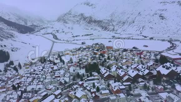 阿尔卑斯山美妙的白雪皑皑的冬季景观鸟瞰图视频的预览图