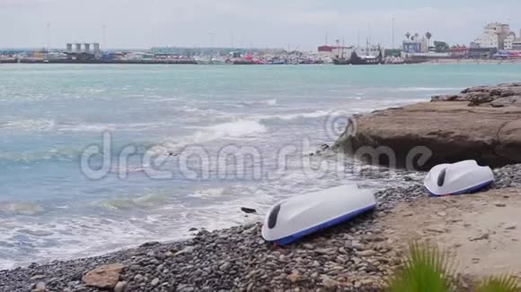 阳光明媚的一天两艘皮艇躺在海滩上西班牙特内里费极限运动视频的预览图