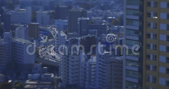 东京市区的一条公路倾斜视频的预览图