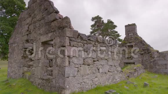 苏格兰大不列颠高地的平房遗址视频的预览图