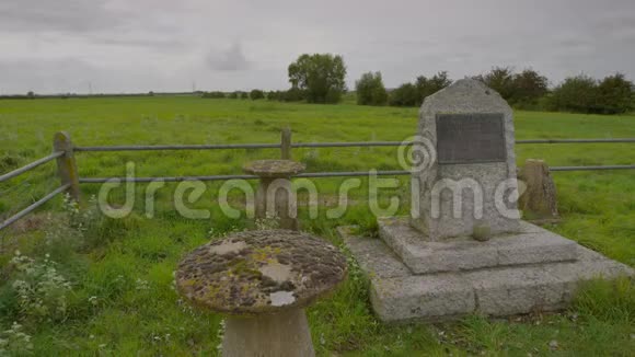 一座石头纪念碑矗立在一大片土地上视频的预览图