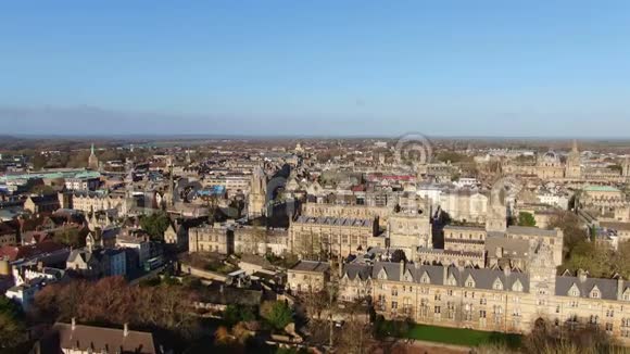 牛津市和基督教大学鸟瞰图视频的预览图