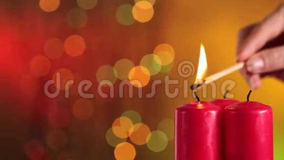点亮三支红色蜡烛小火花写新年祝福视频的预览图