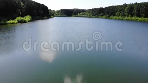 夏天在平静的湖面上高速飞行晴天视频的预览图